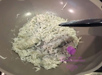 step2: 中火開鑊落油，先炒一炒白飯魚，灑少許燒酒去腥味