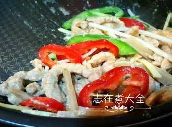 step4: 瘦肉及肉絲炒至8成熟，再下銀芽，紅椒絲，青椒絲及薑絲，炒至肉絲全熟及收汁或勾獻