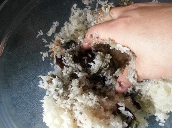 step2: 用手將皮蛋揸爛,將米攪勻