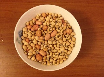 step2: 洗淨眉豆及花生，燒滾水，然後與瘦肉和<a href="https://bit.ly/3kLFTWO" target="_blank" data-keyword="雞腳" class="guide-link"><strong>雞腳</strong></a> <span style="display:inline-block;vertical-align:middle;margin-top:-3px;color:initial;border-radius:3px;padding:2px 3px;font-size:12px;line-height:14px;background:#87d300;color:#fff;">即買</span> 一同下鍋。