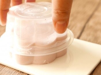 step6: 如要脫膜，用熱水浸泡杯子十數秒後翻轉把布甸脫模放到碟上即成。