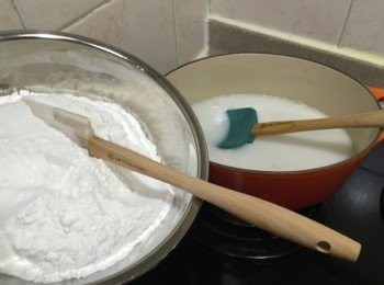 step4: 分3-4次慢慢加入澄麵及糯米粉拌勻 (由於黏力也不弱，是需要用點時間攪均至較少粉粒)