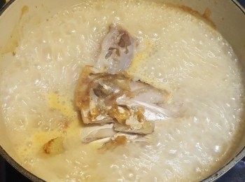 step4: 熱鑊下腐乳和紹興酒爆香，加入沙鯭魚炒勻，加入水煮至滾