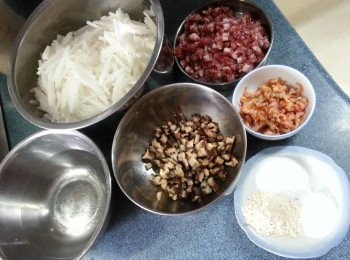 step3: 預備好主要<span class="group_2">材料:</span>蘿蔔去皮切幼絲(不要刨,否則會去掉蘿蔔水份),蝦米洗淨浸軟,冬菇浸軟切粒,臘腸用較剪1條剪開4條再剪粒