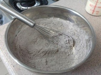 step1: 乾材料的粉類混合過篩在大碗內，加入砂糖，用手動打蛋器攪勻