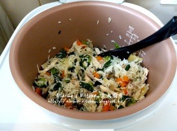 step17: 待飯煮好後逐一加入小棠菜 , 配料(洋蔥 , 甘旬 , 磨菇)及手撕雞肉拌勻即可