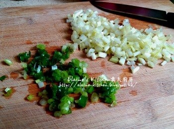 step4: 韭黃切粒 , 蔥切粒 , 韭黃粒用水沖一沖洗及瀝乾