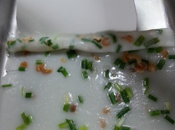 step5: 蒸好後用刮刀將粉卷起成條狀,粗幼隨意,不要太粗,適量厚度就可以(要襯熱卷起,否則腸粉不會痴住)(可以做定多些放入雪櫃,最多保存兩至三天)