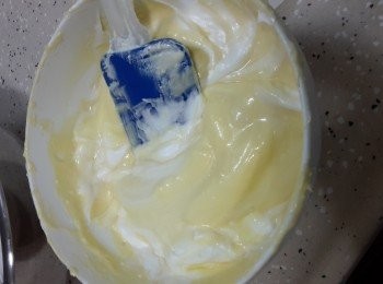 step7: 將1／3旦白霜加入旦黃面糊內，以切拌法混合