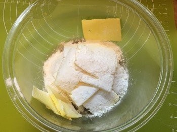 step2: 將所有菠蘿皮材料（除蛋黃）搓混。