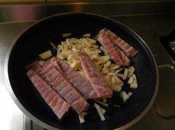 step2: 奶油爆香培根與馬鈴薯(培根要煎至微焦香~香味更好吃喲)