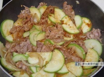 step4: 放入豬肉和蒜茸拌炒至豬肉表面呈金黃，下翠玉瓜和<span class="group_2">調味料</span>兜勻，轉中小火，關鍋蓋煮1分鐘。