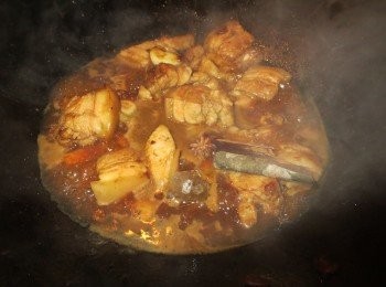 step4: 放入其它調味料炒勻，加水（水位刚盖过肉），桂皮 和八角，大火煮開。（不用电饭煲就燜約40-50分鐘）