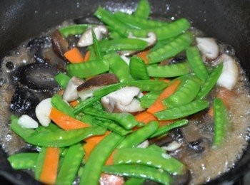 step7: 最後將拌炒過的時蔬全下鍋拌炒，再加入1/2大匙烏醋提味即可