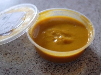 step2: 用250克芒果果肉加兩湯匙水，用食物攪拌器打成芒果果泥，也可在烘焙店買現成的芒果果泥 （留兩湯匙芒果泥做鏡面）