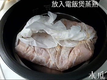 step2: 當煮飯時一同放入電飯煲中蒸熟