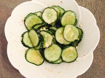 step3: 吃前加日式芝麻醬、蒜蓉與麻油拌勻即成。