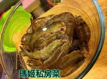 step4: 下2瓶蓋米酒👉🏻小許鹽👉🏻醃10分鐘