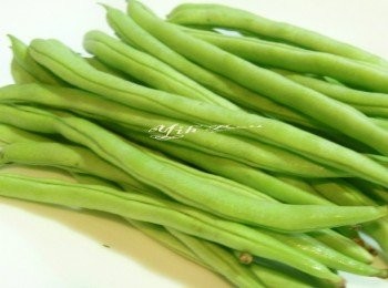 step1: 將<span class="group_1">材料</span>洗淨瀝乾。 紅蘿蔔切片再切成適量大小。 四季豆用刀切或用手掰成小段。