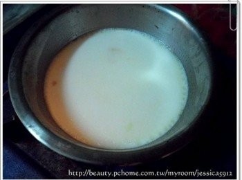 step2: 步驟2鮮奶倒入鍋中以中火加熱至微滾。