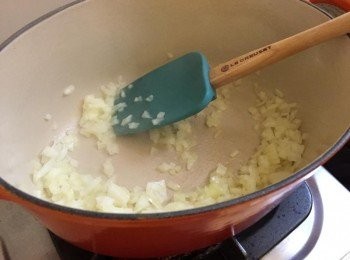 step4: 加入洋蔥快炒約分半至2分鐘至呈透明狀及軟身