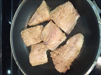 step3: 3.油熱後，將鯖魚用中火煎至兩邊面金黃色就得啦