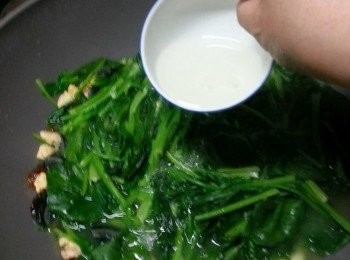 step5: 加入咸蛋白,試味,咸蛋本身已經有咸味,加上清雞湯有鮮甜味,所以不用再加調味,如咸蛋不夠咸才加些鹽