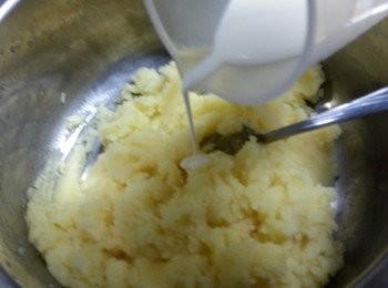 step3: 倒入牛奶拌勻,加牛奶是令薯蓉更滑身