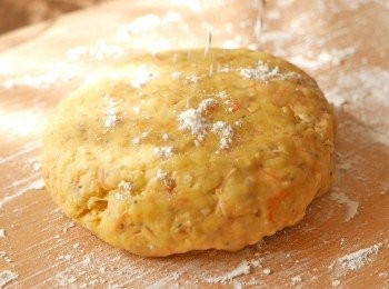 step5: 逐少加入低筋麵粉拌勻，重覆至搓成不黏手的麵團。