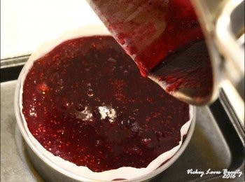 step9: 待果醬溫度稍加冷卻且仍有流動性時，倒入已冷藏一晚的蛋糕
之後再用保鮮膜封好後，再放入冰箱冷藏至凝固成果凍即可