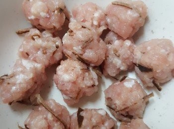 step5: 放入粥底㷛约4分鐘至熟。熄火蓋上蓋10分鐘令果皮味更香！倒上碗襯熱飲用