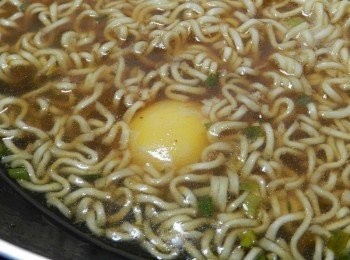 step3: 打入全蛋，依個人喜愛調整蛋的熟度