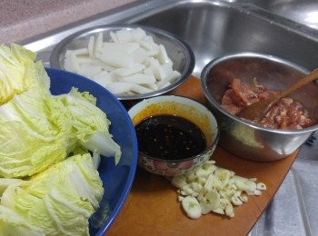 step1: 準備材料， 豬肉用醃料醃10分鐘， 調好汁料。