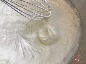 step3: 將煉奶、雲尼拿籽加入淡忌廉內，用手提攪拌機打均至杰身；