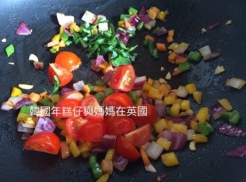 step3: 熱鑊後下油1湯匙，放入蒜蓉、紅洋蔥、青椒粒、黄椒粒、紅蘿蔔粒、羅勒絲和車厘茄一起炒香，