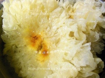step1: 銀耳（學名：Tremella fuciformis），又稱白木耳，雪耳，是銀耳科銀耳屬真菌銀耳的子實體，是的一種食用菌。子實體為白色或帶黃色，半透明，呈雞冠狀，有平滑柔軟的膠質皺襞，扁薄捲縮如葉狀的瓣片，寄生於朽腐的樹木上。4至9月間採收，5月與8月為盛產期。銀耳在使用前需要泡發。 資料來源:維基百科 http://zh.wikipedia.org/wiki/銀耳