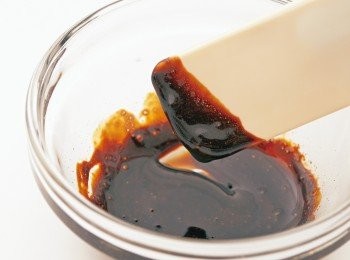 step30: 將即溶咖啡粉（分量外）用少量的水加以溶解，做成濃咖啡液。