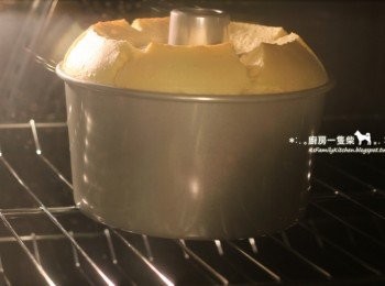 step10: 進爐前小心拿起烤模，於桌面輕敲幾下震出較大的氣泡後，送入預熱好的烤箱中，烘烤約45~50分鐘，以竹籤插入中心抽出，麵糊不粘黏即可。