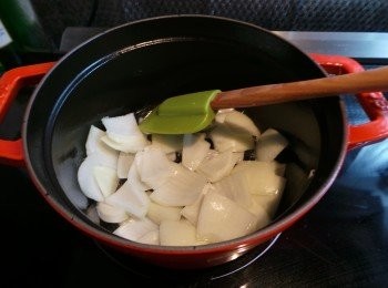 step3: 燒熱鍋(我用20cm Staub鍋)，用小火爆香洋葱，盛起。