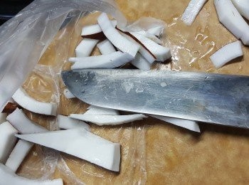 step2: 椰子肉亦是用食物袋裝起,作用是令椰子不會四散,用刀在袋內將椰子肉切開一片片