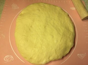 step3: 取出麵團, 壓平排氣