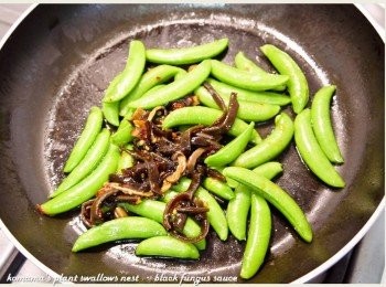 step3: 適量放入紅椒麻辣黑菇醬一同翻炒，也可淋上些許醬汁。