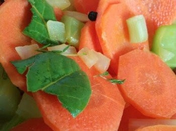 step2: 先製作魚湯，在鍋中加熱橄欖油50ml，加入紅蘿蔔、西芹、洋蔥、番茄、蒜頭炒軟, 加入月桂葉、檸檬葉略炒