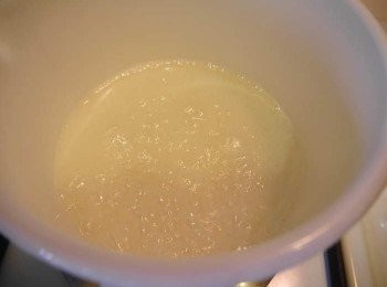 step2: *開小火，讓糖水融化並煮到起泡，期間不能攪拌喔~