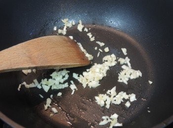 step1: 紅蔥頭切碎，放入油鍋中炸至金黃瀝乾油份取出備用。蒜頭切粒。
在鍋中下1湯匙油，先炒香蒜粒。