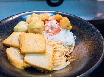 step9: 個麵點算呢？用上湯（說穿了我的是雞粉加水），先煮芽菜（30秒，唔係芽菜軟晒唔好食），魚蛋，魚片，豆扑。後煮油麵同米粉。擺得靚靚仔仔係碗處。