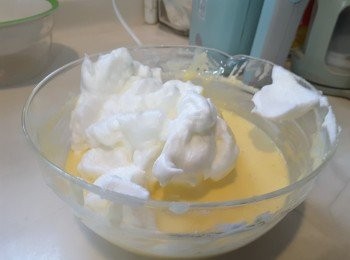 step7: 1/3蛋白霜與蛋糕糊混合