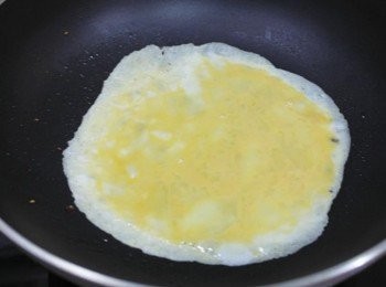 step4: 將兩顆蛋打成蛋液後倒入鍋中~~~