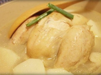 step7: 雞肉也燉的很軟嫩~~好想趕快吃喔^^" 先喝了一口湯~~完全提煉出雞的精華香氣呀!!!