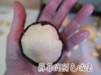 step10: 取出<span class="group_2">菠蘿皮</span>，分成8等份搓圓，壓平（要盡量蓋過身體部分），在用刮刀畫菱格紋。 （留約5g巧克力菠蘿材料做烏龜眼睛！）